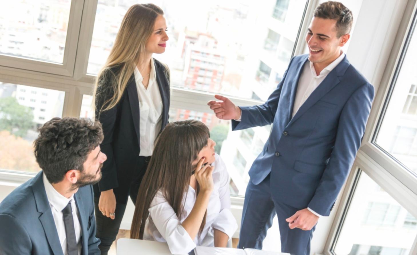 Moderne Büroumgebung mit Fintech-Collaboration-Meeting
